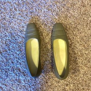 Khaki size 8m pumps